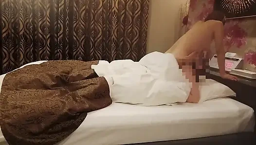 Aldatan bir çiftin seks partneriyle çekilen seks videosu