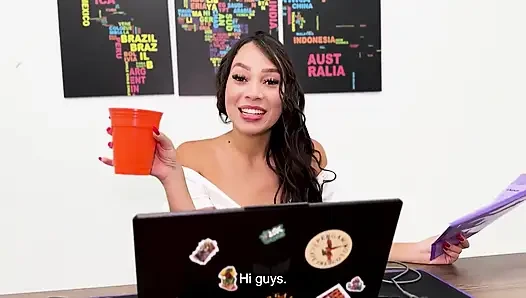 Latina patronu ofiste genç nerd çalışanıyla sikiyor, mükemmel bir vajinası var!