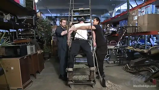 Dev yaraklı heteroseksüel adam