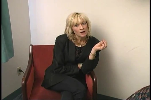 Azgın sarışın anne seks becerilerini gösterir