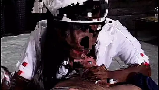 Şaşırtıcı busty hemşire dizlerinin üzerinde çük alır