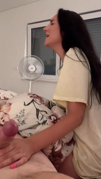Üvey anne külotunu çıkarıyor ve üvey oğlunun yatağını ödünç almasına izin veriyor | Klip 2