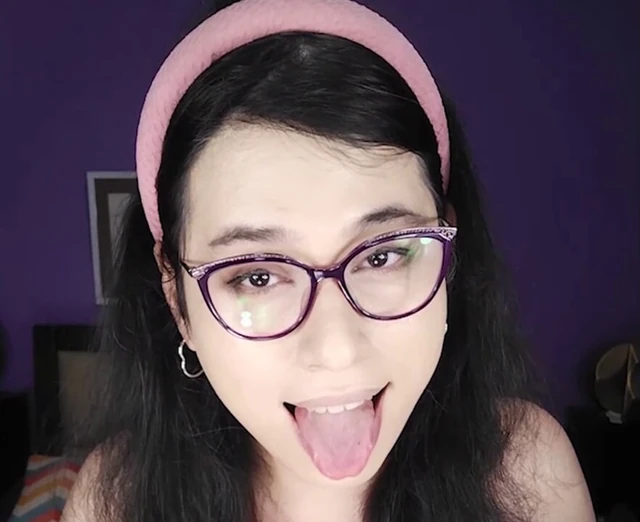 Великолепный транс DaniTheCutie показывает свое тело перед тем, как держать дилдо в ее тугой заднице