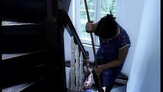 Çoraplı amatör Alman evli kadın yatak odasında yarağa biniyor