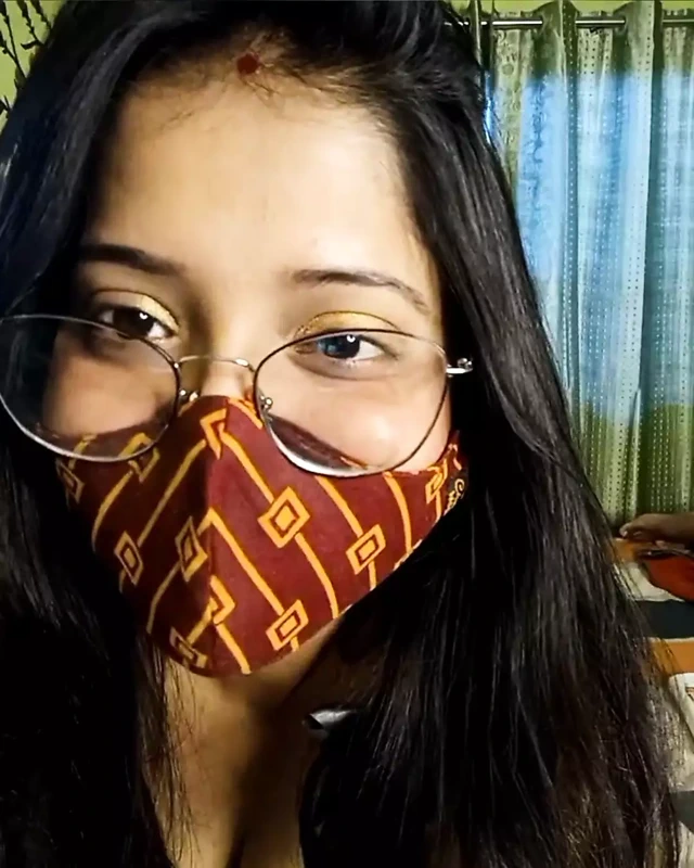 Lisa yenge edepsizce konuşuyor ve amını pompalıyor