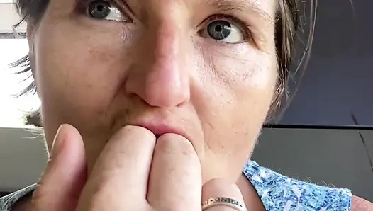 Üvey Anne Otobüsün Arkasında Kokulu Amıyla Oynuyor, Sonra Kokan Parmaklarını Kokluyor Ve Emiyor!