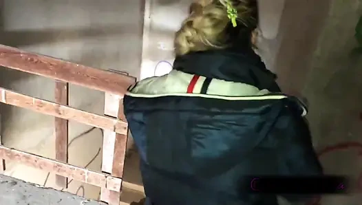 Возбужденная жена Luna принимает интенсивный анал в заброшенном доме - на улице в видео от первого лица, настоящая пара