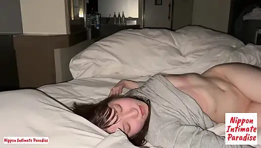 Bir kameraman kamera arkası samimiyeti ateşleyen bir resepsiyoniste aşık oluyor