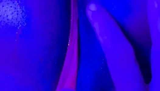 Zenci tanrıça sızdırıyor: neon tanga ve dildo fışkırtıyor