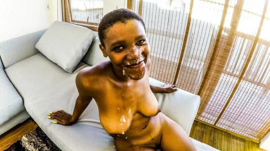 Kel Afrikalı kaltak dans ediyor ve video klip için yüz alıyor