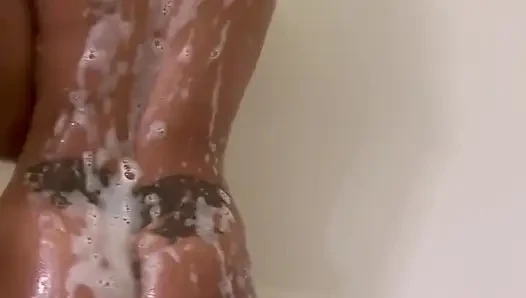 Duş zamanı, benim için sırtımı yıkar mısın!