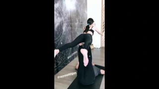 Victoria adalet - yoga (eşek)