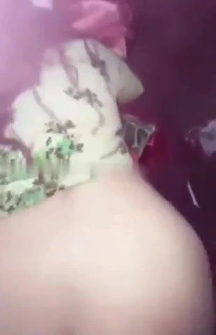 yüksek sesle inliyor ile onu desi kabarcık popo çarparak