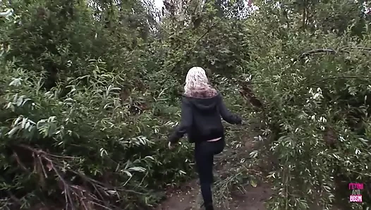 Maskeli bir adam yaramaz sarışın sürtüğü boşalmasına izin vermeerek cezalandırıyor