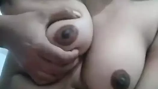 Seksi bebek basın. göğüsleri pek lezzetli