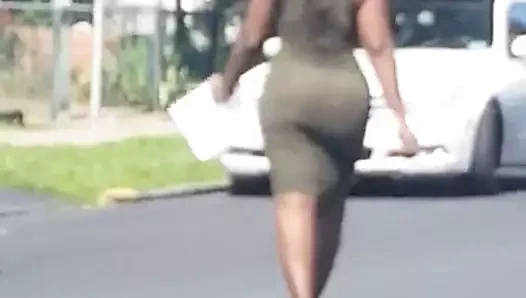 Üzerinde yürüyen kötü siyah şık