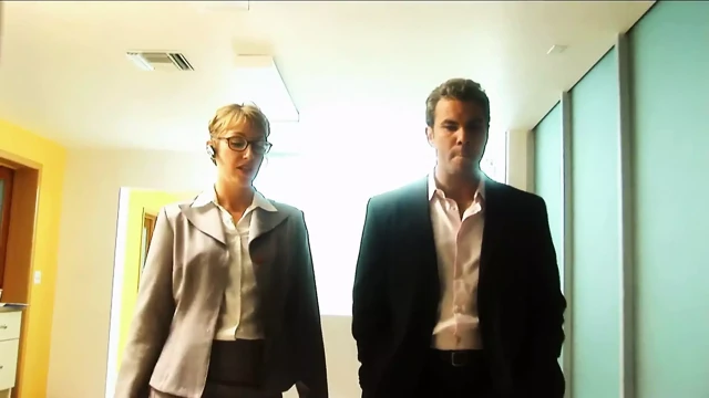 Lezbiyen sürtükler Jenaveve Jolie ve Cody Milo kontrolsüz bir şekilde amcık yiyor ve boşalıyor