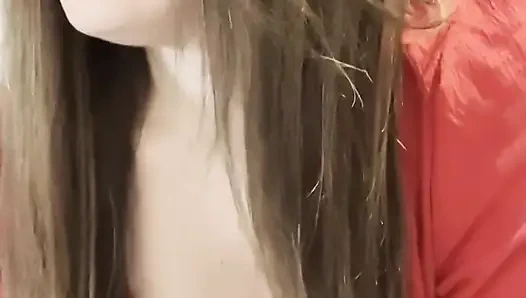 Banyoda tek başıma oyuncağımla oynuyorum