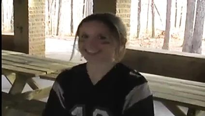 18 yaşındaki genç pisi etekle futbol oynuyor