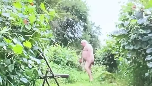 Bahçede işiyor ve mastürbasyon yapıyor