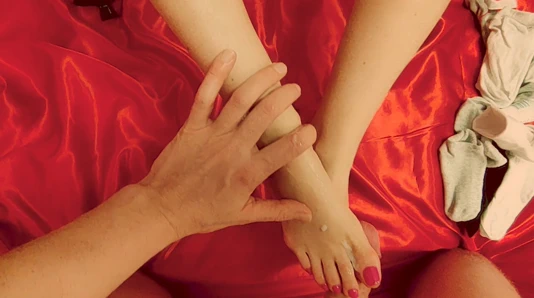 Bakış açısı ayak fetişi, minyon genç kız bana ayakla muamele çekiyor. Bot çoraplarını deniyor ve küçük ayaklarına boşaltıyor.