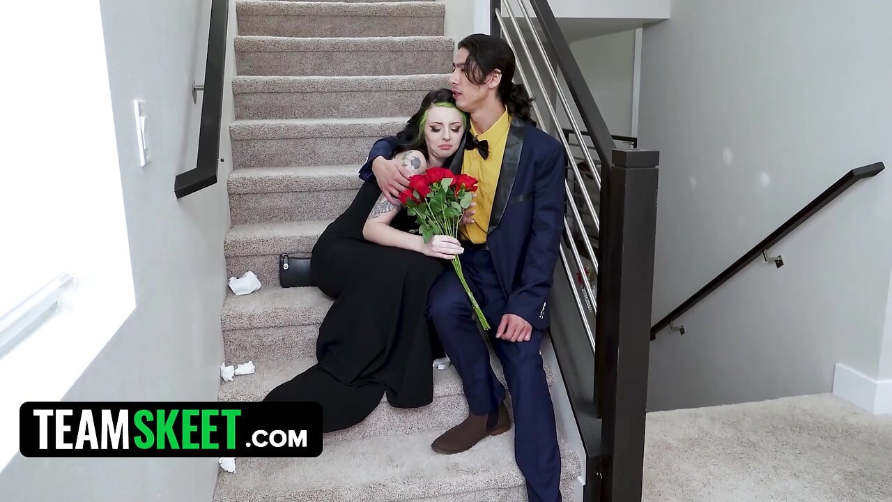 Büyük yarağın friendzone'da kalamıyor: kıyafetlerini çıkar, dostluğu mahvedelim