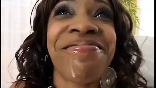 Çığlık atan siyah fahişe büyük horoz sürmek ve hatırlamak için bir yüz alır