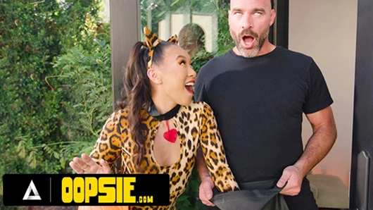 Oopsie - Asyalı genç kimmy kimm şeker mi şaka mı yaparken sapık yabancıyı mastürbasyon yapması için kandırılıyor!