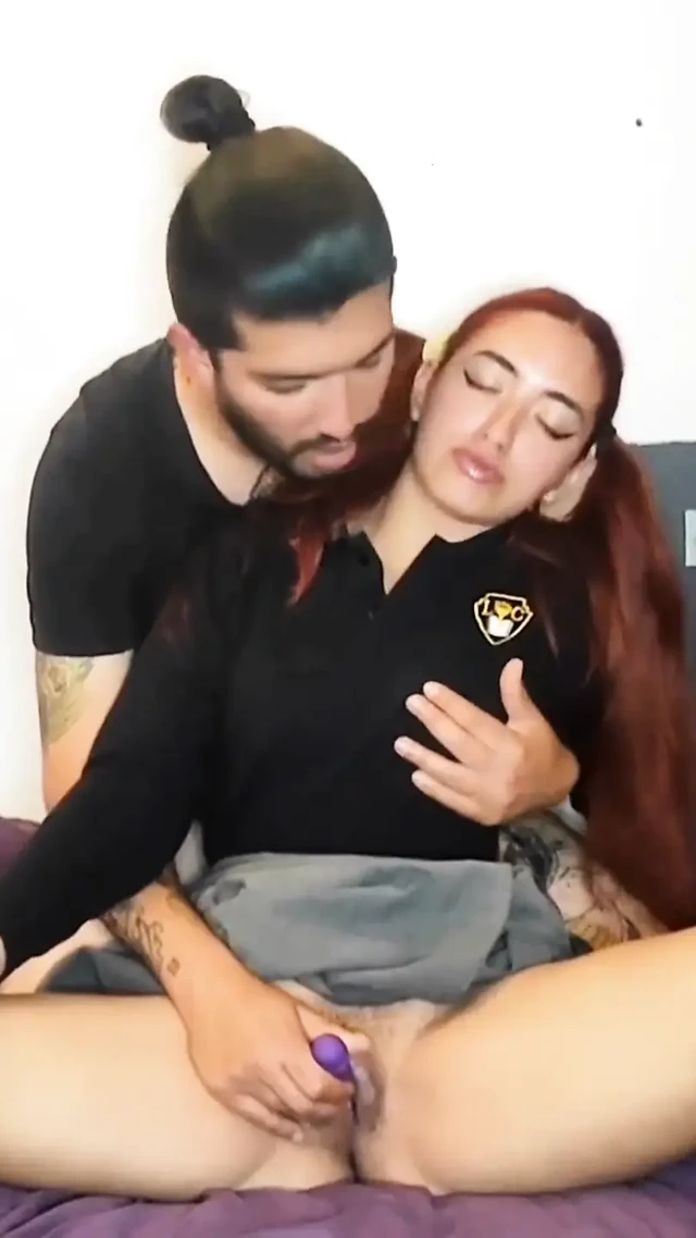Bir kadın öğrenci dersten sonra prezervatifsiz sikiliyor ve spermi yutuyor.