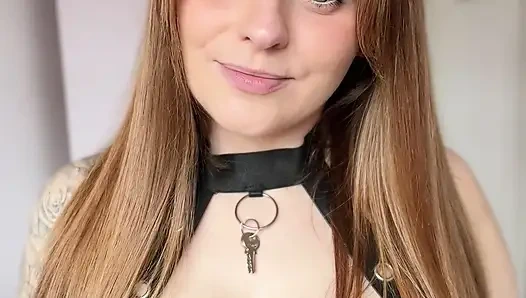 Naylon çoraplı seksi İngiliz domme amcığını inkar ediyor