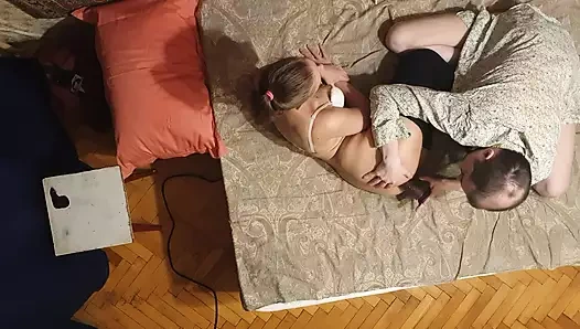 Büyük zenci yarağı dildo seks oyuncağıyla kızı götten sikiyor