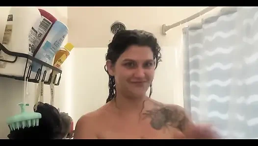 Duşta orta yaşlı seksi kadın