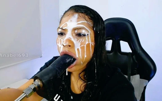 Aç Ana Seks Makinesiyle Oynarken Sevimli Yüzüne Boşalma Patlatıyor