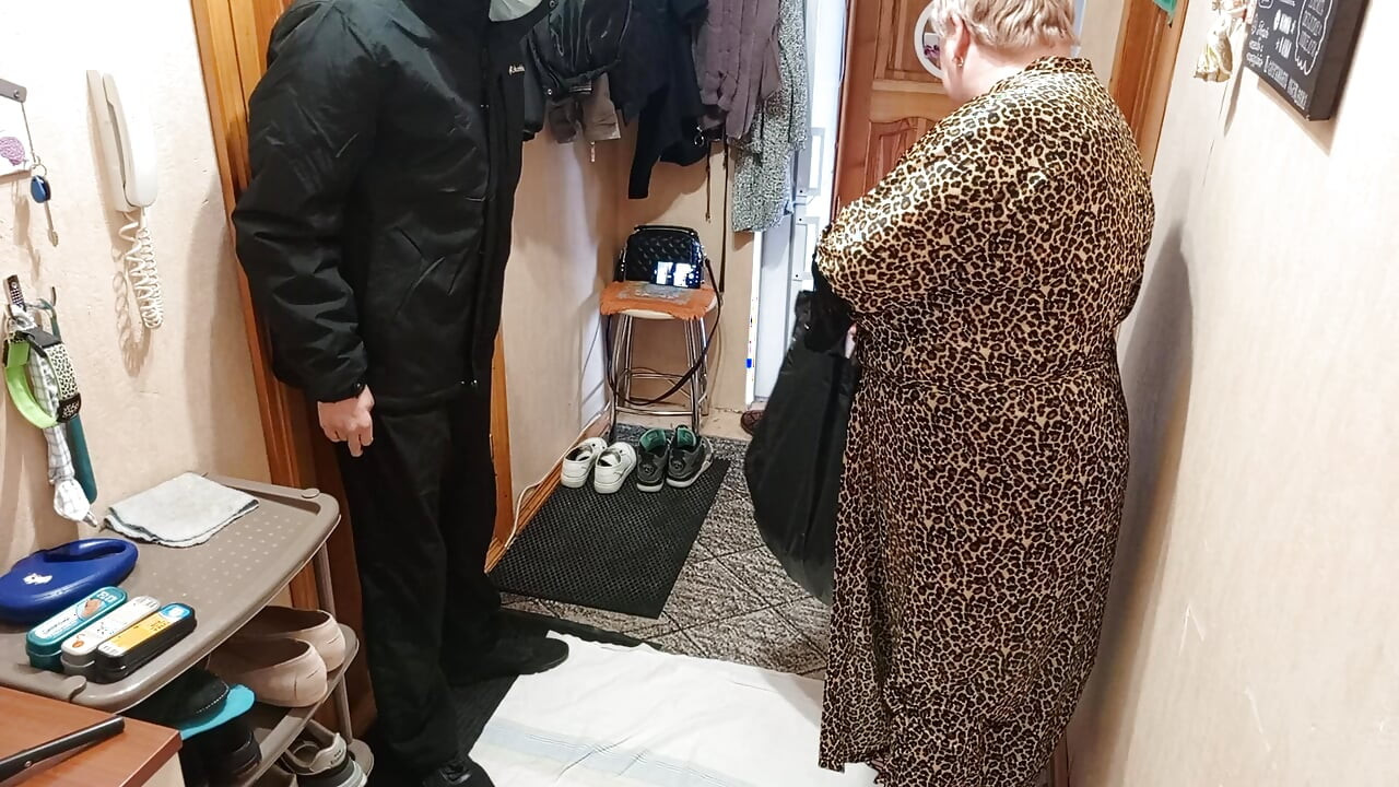 Büyük memeli olgun orta yaşlı seksi kadın bahşiş yerine mastürbasyon yapıyor ve sikimi emiyor