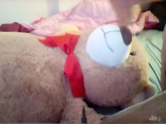 Genç tombul kız orgazm olana kadar dev oyuncakla