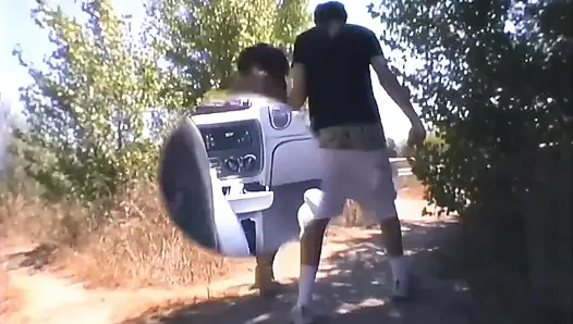 Klasik dağınık kıllı amcık kız mia'nın döllerini boşaltıyor