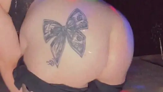 Beyaz kız aşağılıyor