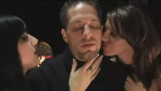 Sıcak sarışın verir adam kafa sırasında alem sonra gets delinmiş