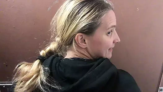 Dinlenme tuvaletinde yarağımı emiyor