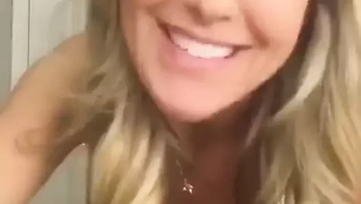 Brandi sıcak vücudunu gösteriyor