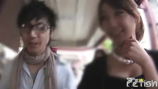 Seksi Japon kız sıkı amına yumruk sokup edepsiz adam tarafından sikilirken fışkırtıyor
