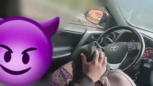O sikimi emerken arabaların yanından geçiyor