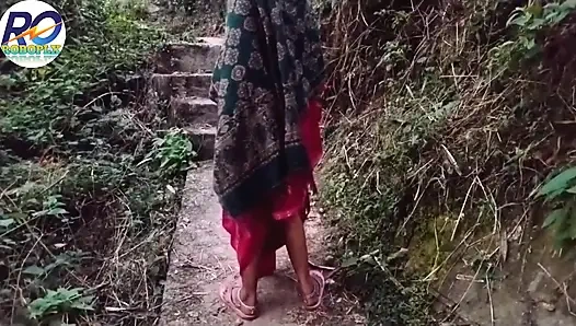 Sono andato a fare una passeggiata nella giungla del villaggio desi e ho alzato il saree e ho mostrato il culo, il seno e la figa e ho inserito m
