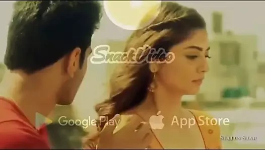 Hintli çift Scen'i öpüyor