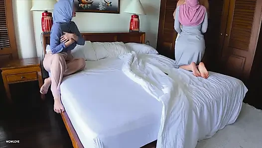 Ateşli Orta Yaşlı Seksi Arkadaşını Ilk Üçlü Seks Için Davet Etti! Ev Yapımı FFM