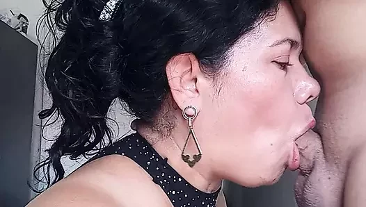 Kız arkadaşım itaatkar bir sürtük prenses büyük yarakları seviyor ve derin gırtlak bdsm ve esaret emme ile götten sikişiyor