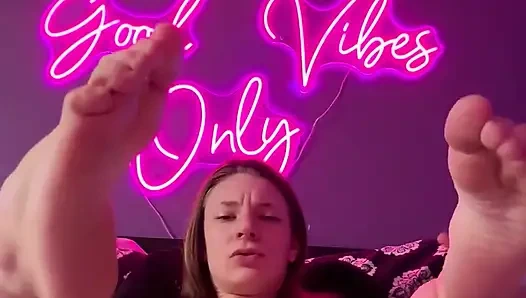 Ayak parmaklarını emiyor ve oyuncakla oynuyor