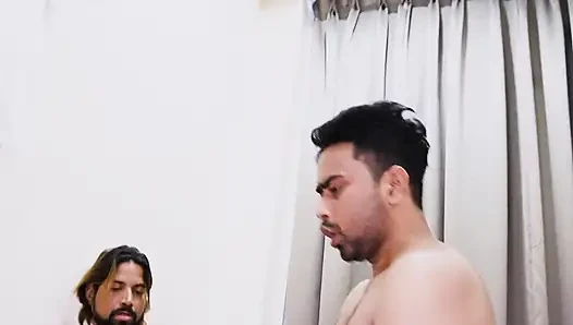 Hintli seksi desi onu sert sikmek için iki devorjisine geliyor, sert üçlü seks hikayesi