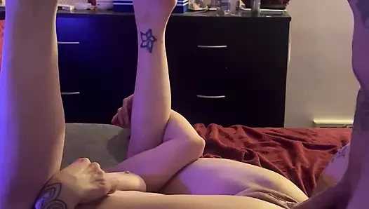 Sevimli bebek sikilirken ayak parmaklarını emiyor