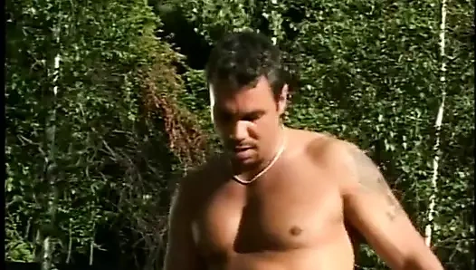 Azgın sarışın açık havada sakso çekiyor ve sonra domalarak sikiliyor